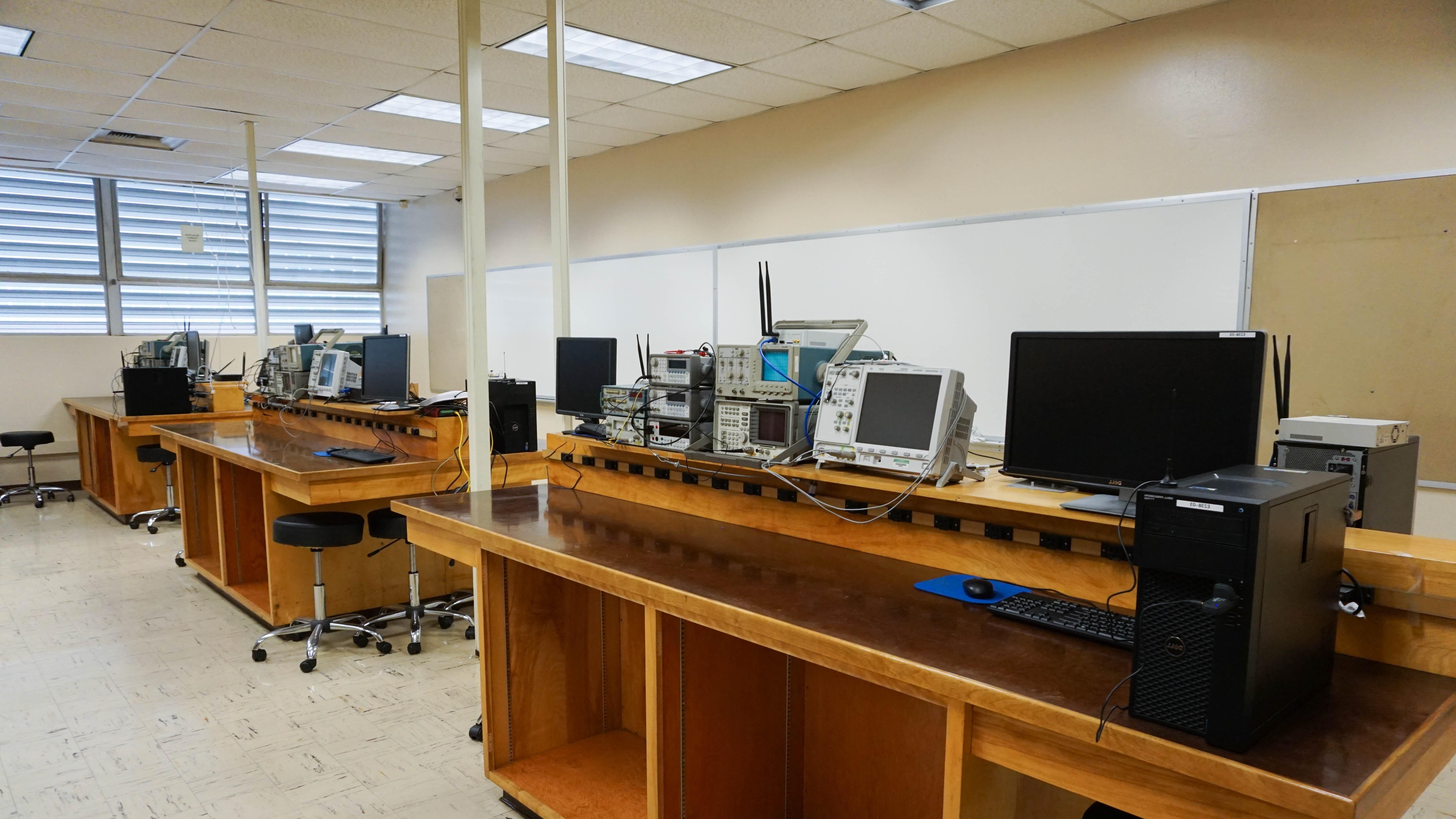 一个有电子设备和木制工作站的实验室.